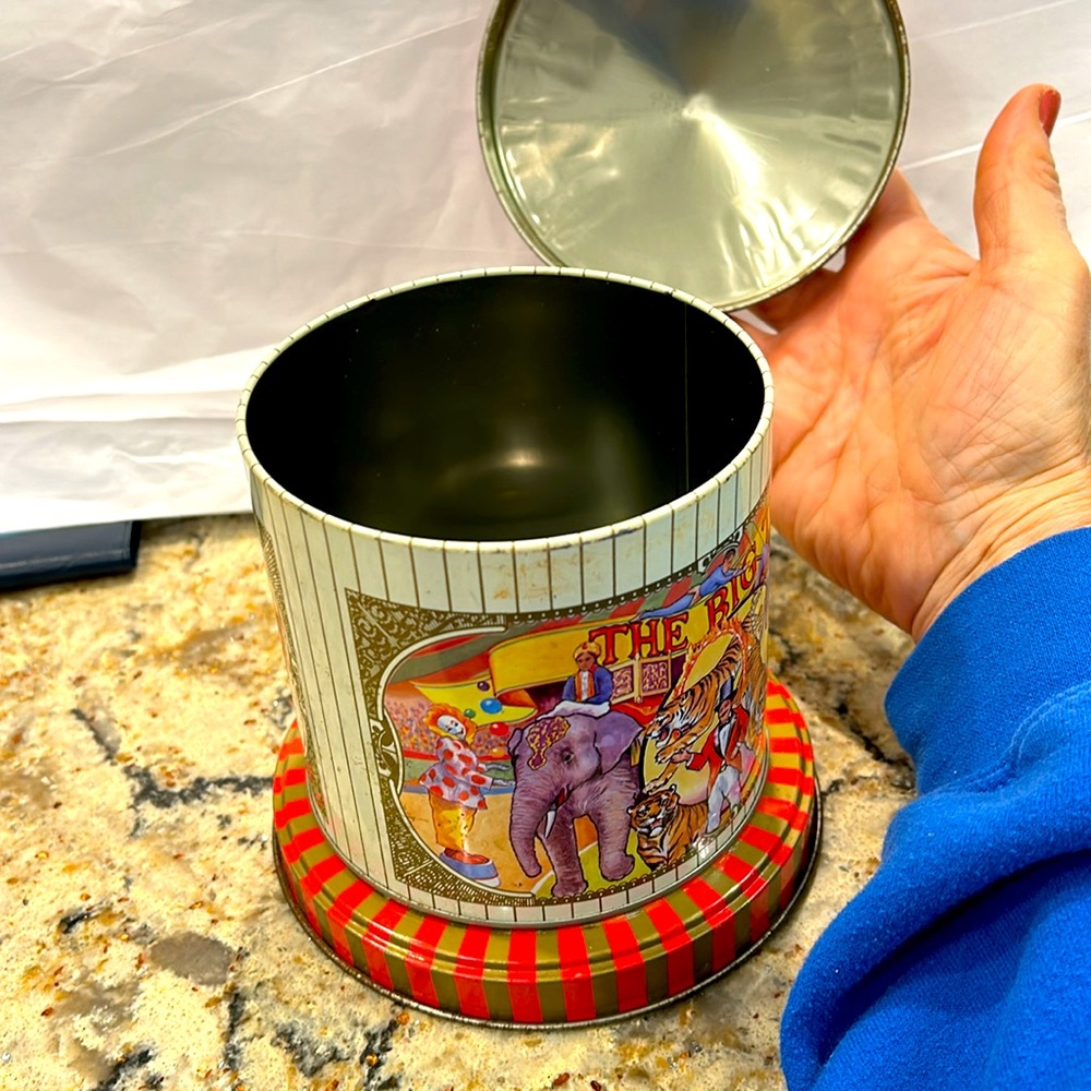 Vintage big top tin with top - Picture 2 of 2